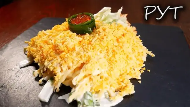 Салат с кальмарами, яйцами и сыром