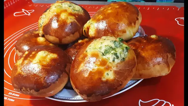 Булочки с зелёным луком и сыром