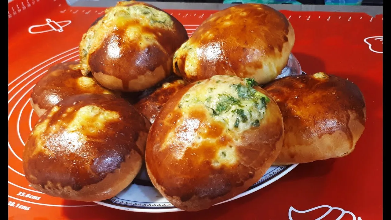 Булочки с зелёным луком и сыром