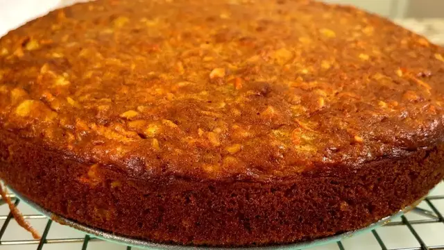 Сочный и очень вкусный морковный пирог.