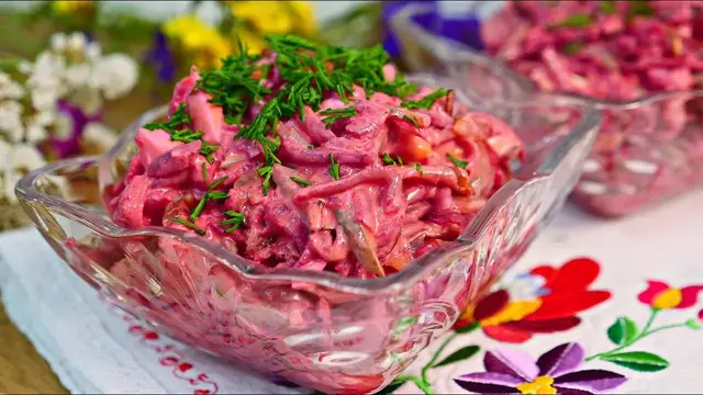 Новый салат со свёклой, яйцом и солёным огурцом