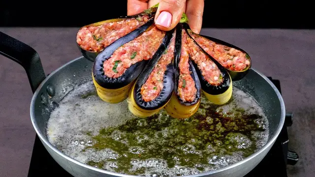 Жареные баклажаны с мясным фаршем и пикантным соусом
