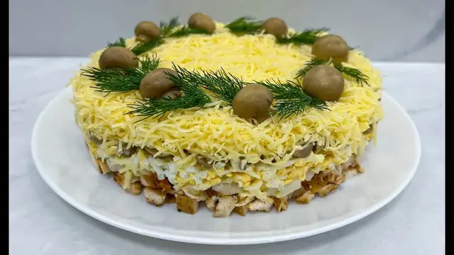 Праздничный салат с курицей и маринованными грибами