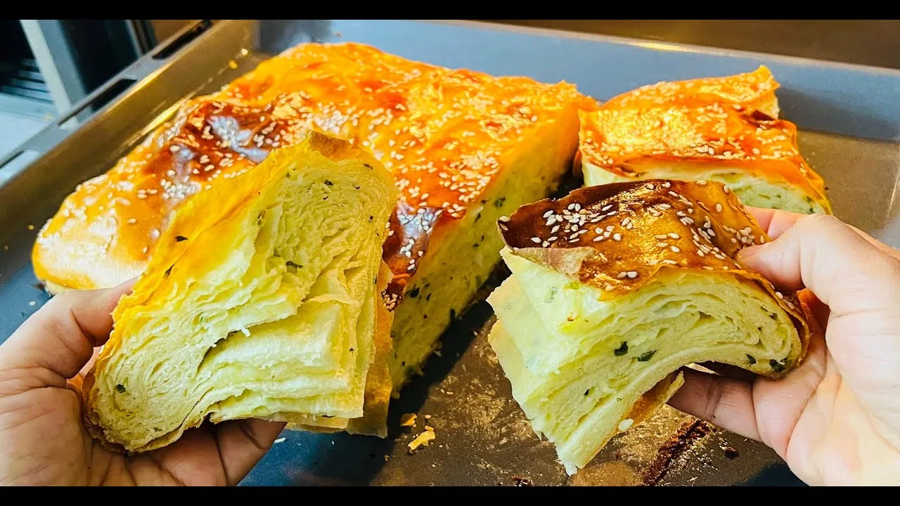 Слоёный пирог с сыром и зелёным луком на кефире