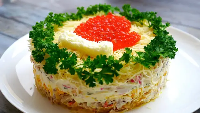 Слоёный салат с крабовыми палочками 