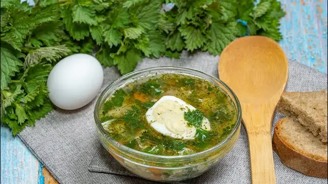 Легкий суп из крапивы с курицей