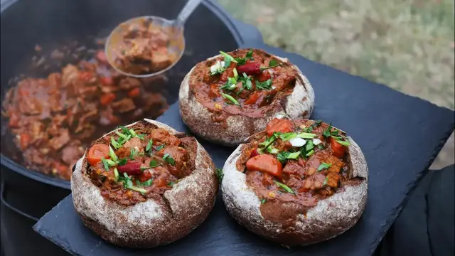 Темный чешский гуляш в хлебе