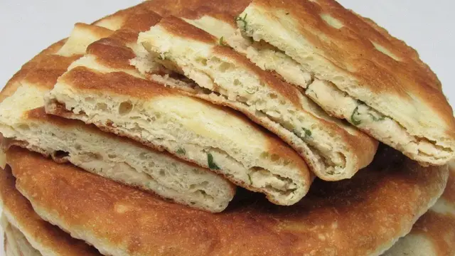 Лепешки с фасолью и зеленью на сковородке