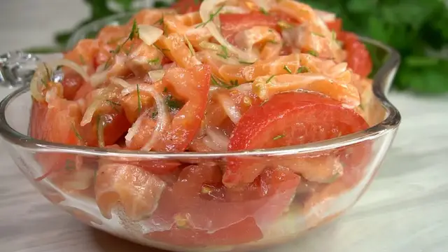 Праздничный салат с красной рыбой и помидорами