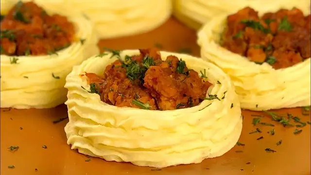 Картофельные гнезда с фаршем 