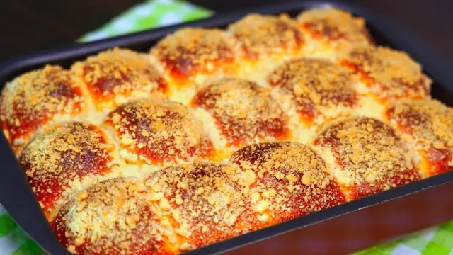 Воздушные булочки со сгущёнкой и орехами