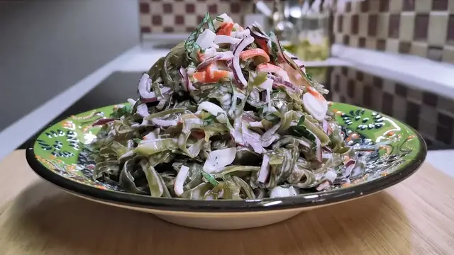 Салат с морской капустой и крабовыми палочками 