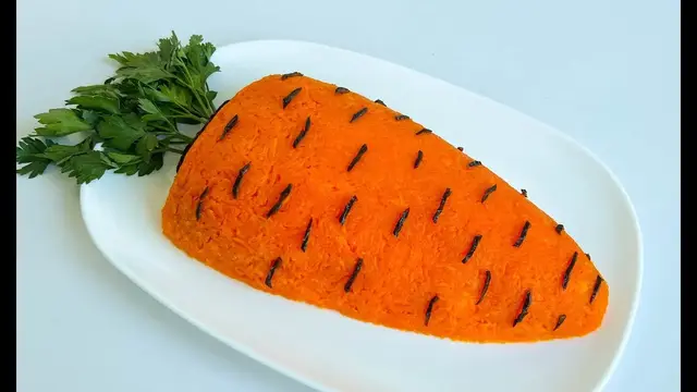 Новогодний салат с курицей и черносливом