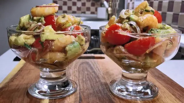Салат с креветками и авокадо