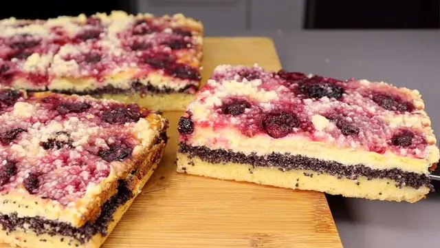 Маковый пирог с творожной начинкой и ягодами