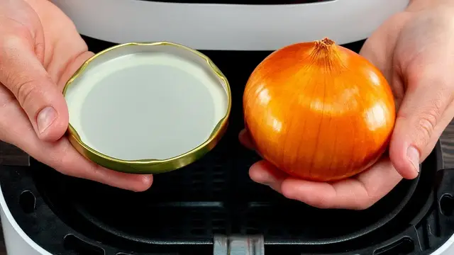 Хрустящие луковые кольца с соусом<