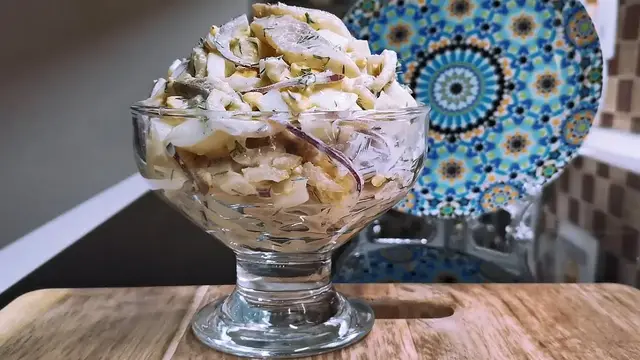 Праздничный салат с селедкой 