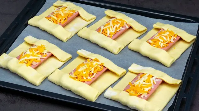 Слойки с сосисками и острым сырным соусом
