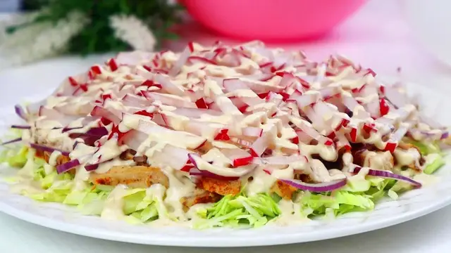 Вкусный салат с капустой и курицей