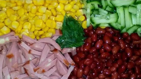 Вкусный и сытный салат с сухариками на скорую руку