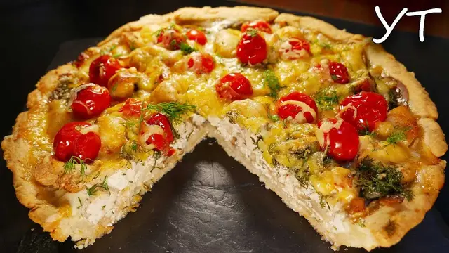 Открытый пирог с курицей и грибами