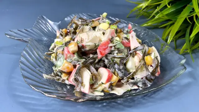 Необычный салат с морской капустой и крабовым мясом