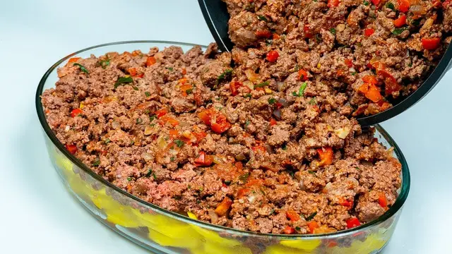 Запеканка с картофелем, говяжьим фаршем и сыром