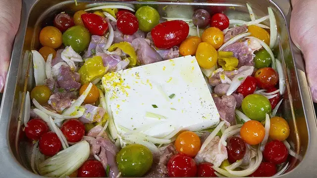 Запечённые помидоры с курицей и сыром Фета