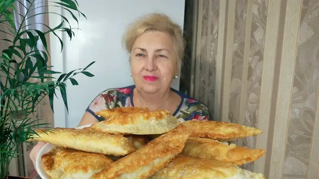 Хрустящие пузырчатые чебуреки на простом тесте