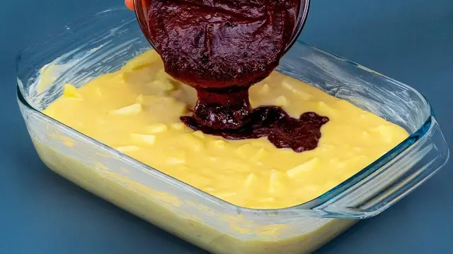 Пирог с яблоками и ягодным джемом