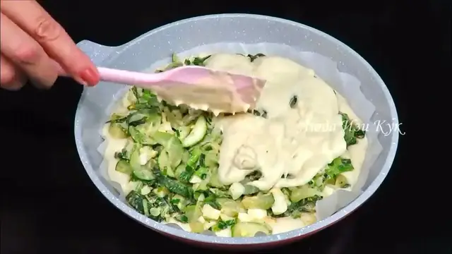 Заливной кабачковый пирог с луком яйцами