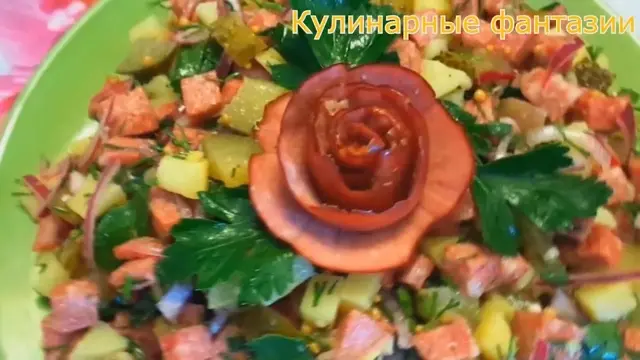 Салат с жаренной колбаской
