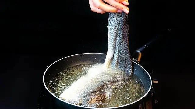 Лосось в сливочном соусе со шпинатом и картофельным пюре