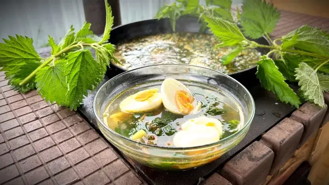 Весенний суп из крапивы в казане