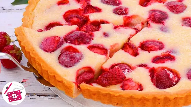 Пирог с ягодами и сметаной
