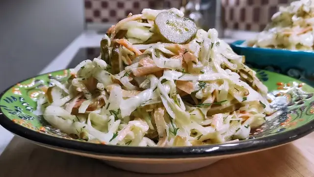 Салат из капусты с жареным луком 