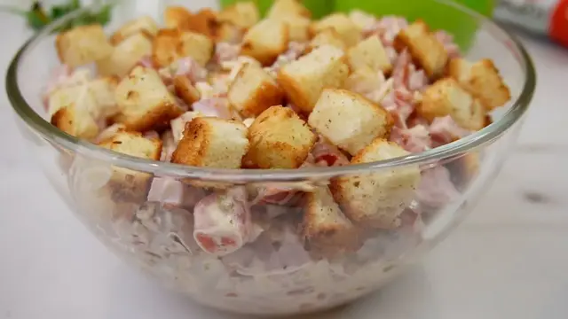 Салат с ветчиной и сухариками