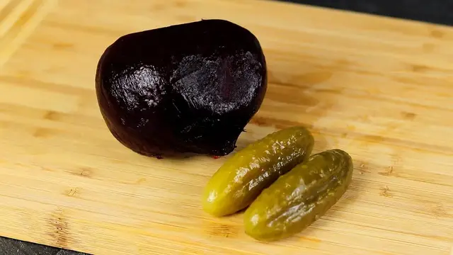 Салат из свёклы и соленых огурцов