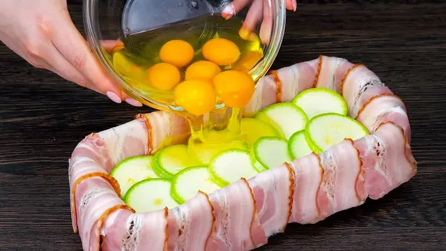 Запеканка из курицы, кабачков, сыра и бекона