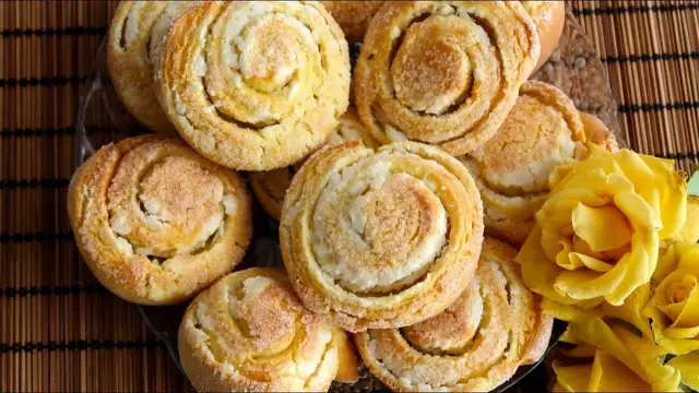 Булочки из творожного теста с творожной начинкой без дрожжей