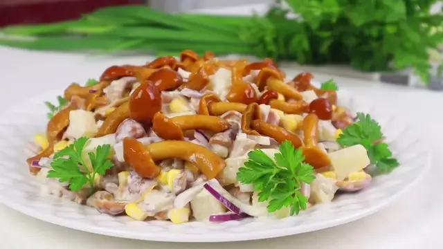 Необычный салат на новогодний стол с ананасами и опятами