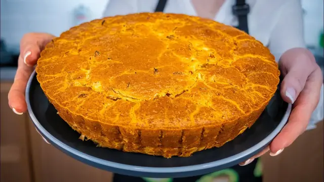 Шарлотка с капустой и яблоками