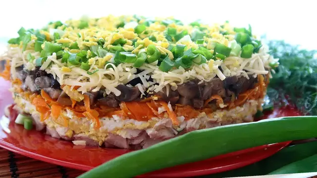 Слоёный салат с курицей, грибами и черносливом