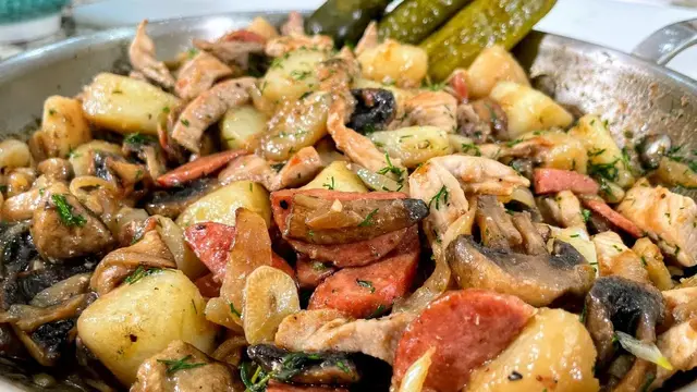 Картошка с мясом и грибами на сковородке