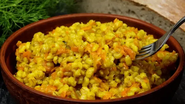 Вкусная перловая каша в сковороде