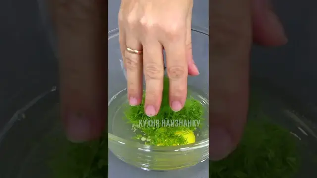 Гренки с яйцом, сыром и луком на завтрак