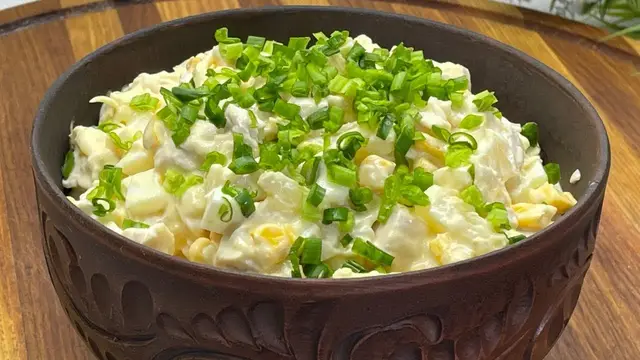 Салат с кукурузой и ананасами на праздничный стол 