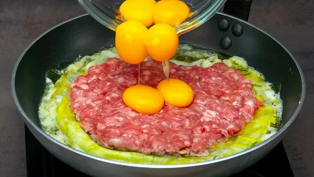 Беляши из капустного теста с мясной начинкой
