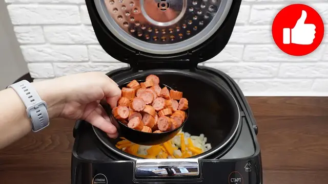 Тушеная капуста с колбасками в мультиварке.