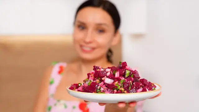 Салат из свёклы с орехами и кинзой